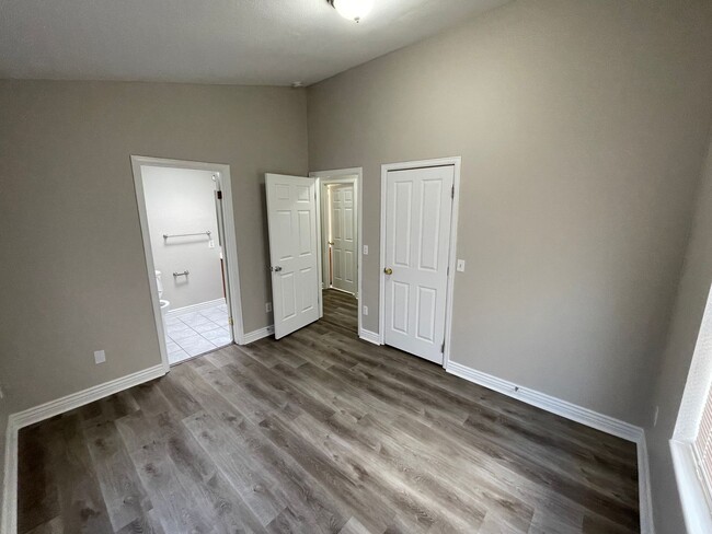 Building Photo - 50% Discount on Security Deposit! 4 Bedroo...