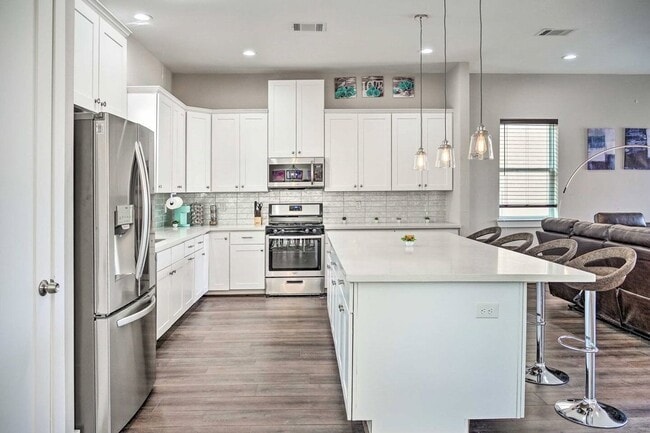 Building Photo - 6403 Bowling Green St