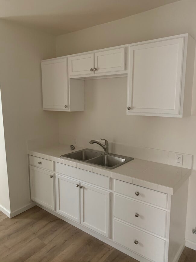 Building Photo - 137 E 31st St