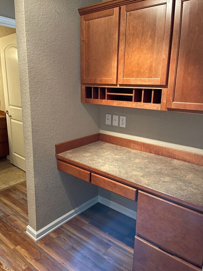 Building Photo - Spacious Condo in North Seattle!