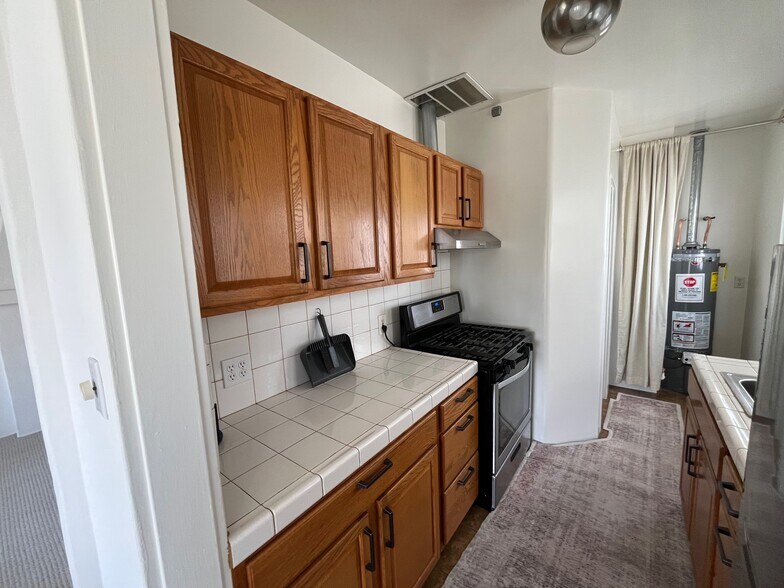 Kitchen prep area & stove - 1617 California Ave