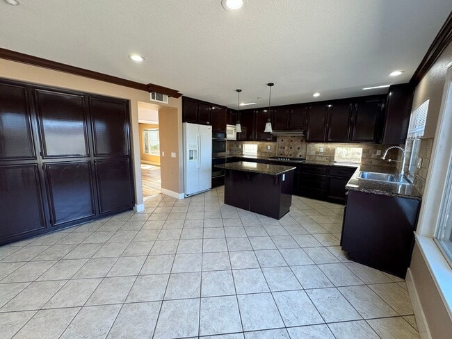 Building Photo - Gorgeous for 4 Bedroom and gated community