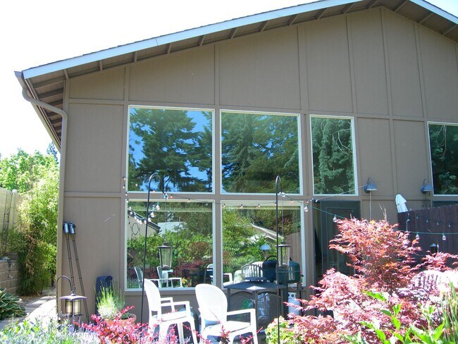 Building Photo - Unique 36th Ave Duplex - 2 Bed, 2 Bath on South Hill!