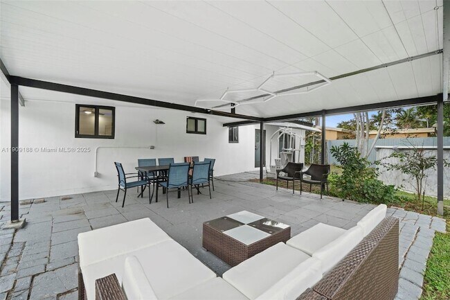 Building Photo - 1101 N 14th Ave