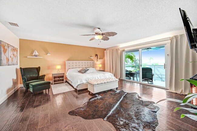 Building Photo - 1585 Sykes Creek Dr