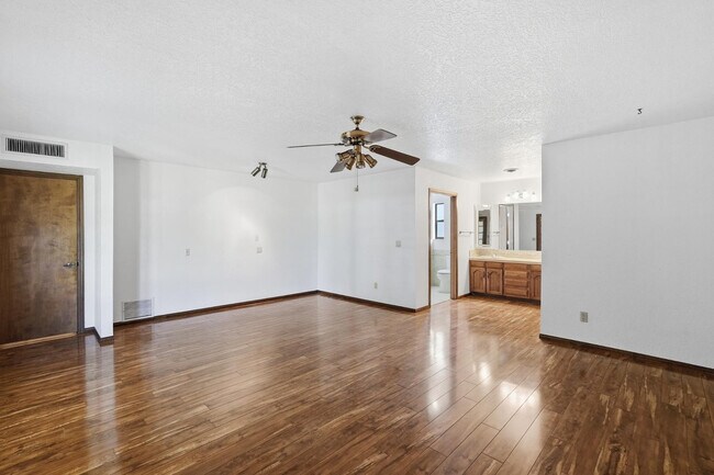 Building Photo - 1003 E Calle Monte Vista