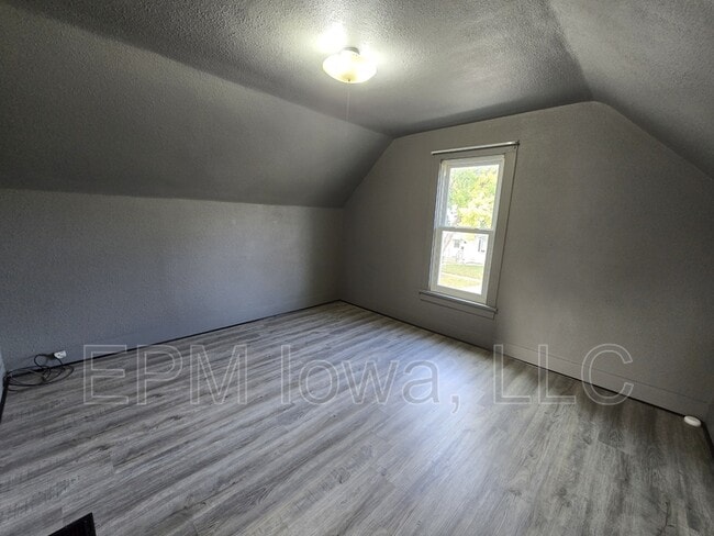 Building Photo - 709 Kern St