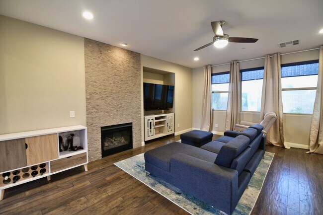Building Photo - Gorgeous 3bed / 2.5bath home located in Tuscany!