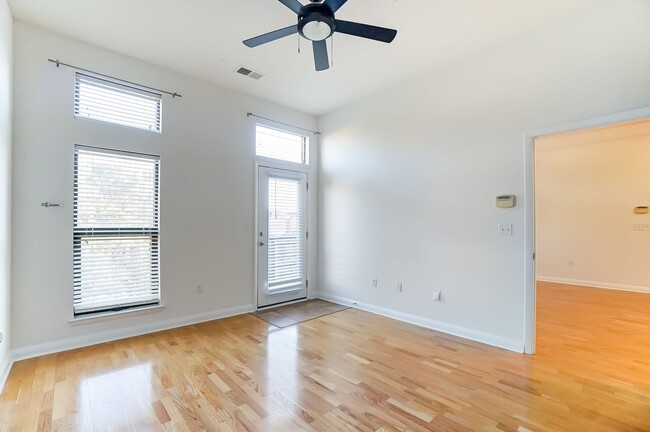 Building Photo - Freshly Painted South End Condo!