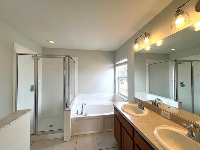 Building Photo - 10631 Shady Preserve Dr