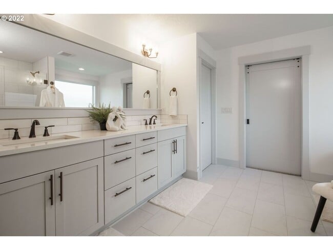 Building Photo - Charming Newer Model Home!