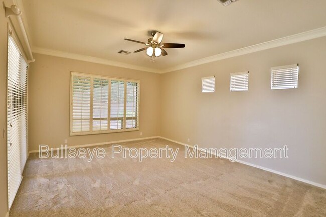 Building Photo - 1550 N Robin Ln
