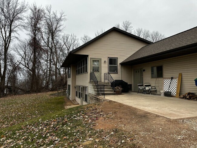 Building Photo - E432 Bay Ln