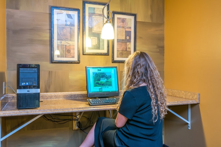 Primary Photo - Royal Oaks Apartments