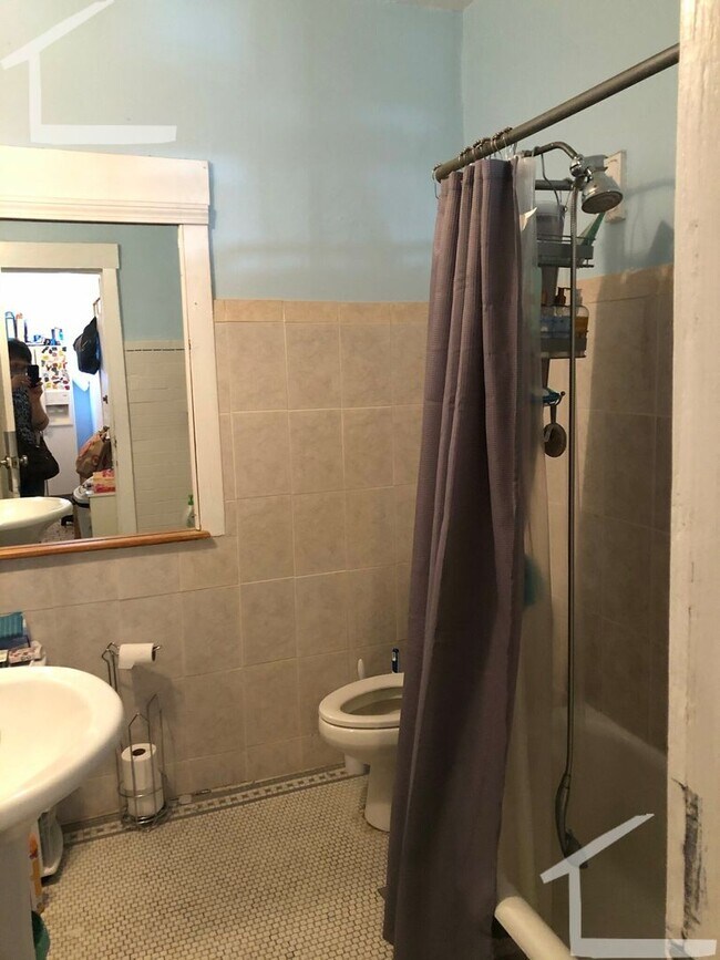 Building Photo - 4bed-1.5bath Egmont St. Apartment with Heat/Hot Water Included!