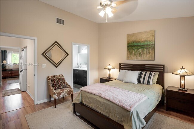 Building Photo - 3024 S Oakland Forest Dr