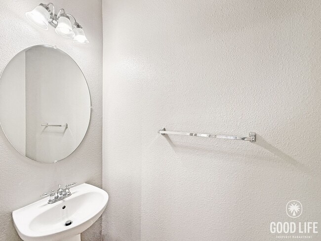 Building Photo - Stylish Eastlake Townhome with Pool Access...