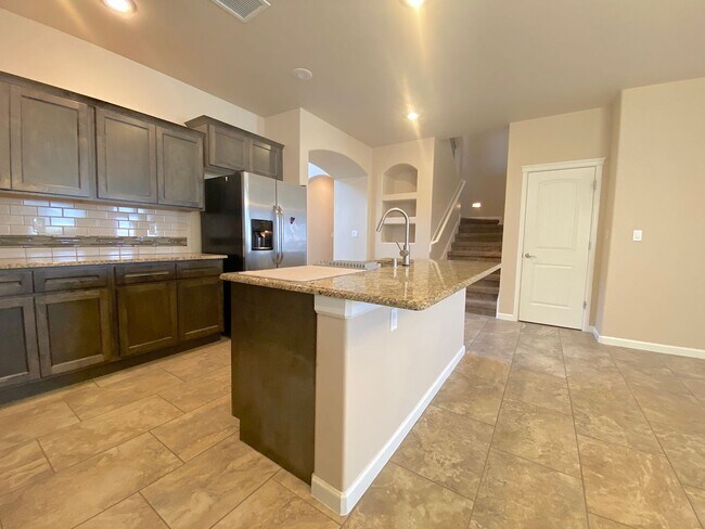 Building Photo - Gorgeous 4bed/3.5bath with 2 Master Bedrooms!
