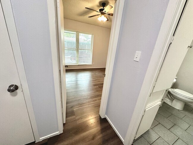 Building Photo - 3822 Southway Dr