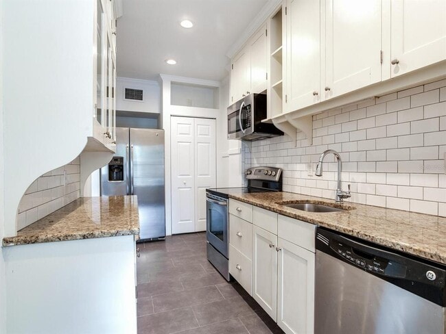 Building Photo - 2114 W Dekle Ave