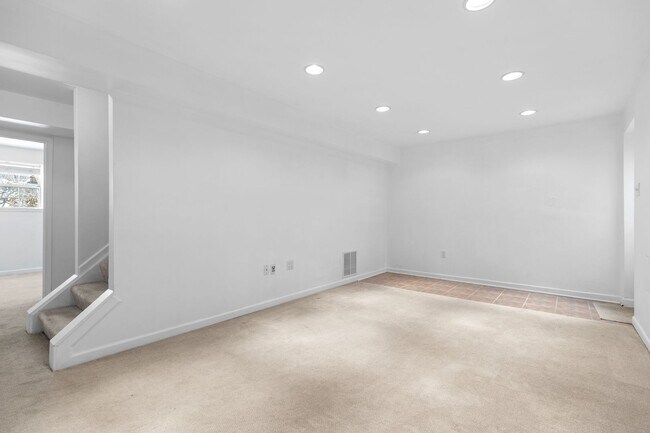 Building Photo - Beautifully maintained END UNIT townhouse in Robin meadows ready for you now!