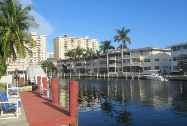 Building Photo - 581 Blue Heron Dr