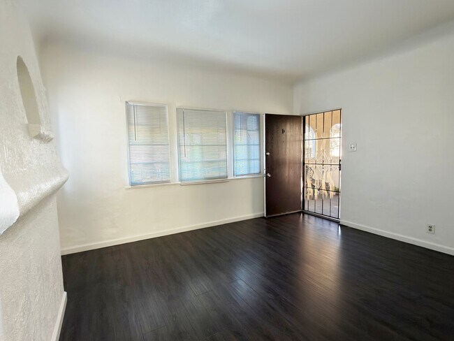 Building Photo - LB1045