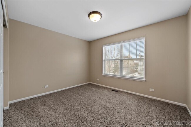 Building Photo - 706 Versailles Pkwy