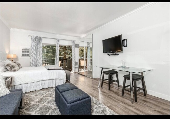 Building Photo - Downtown! Gorgeous Main Floor Furnished Studio