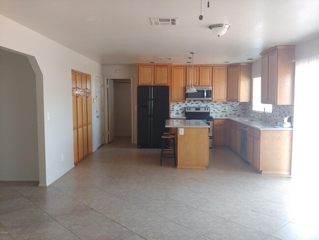 Building Photo - 568 W Caroline Ln