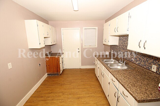 Building Photo - 848 Biggs St