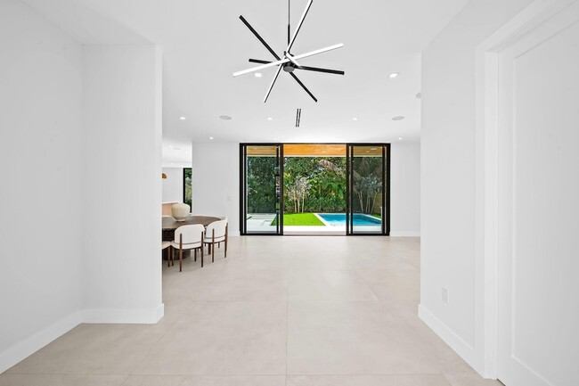 Building Photo - 2324 SW 26th St