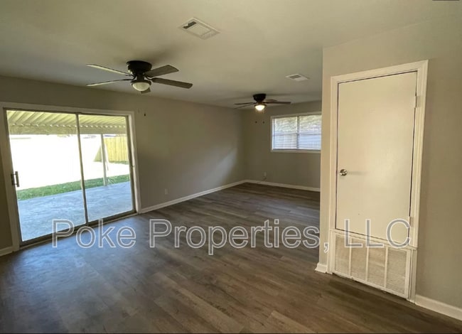 Building Photo - 1609 Clover Dr