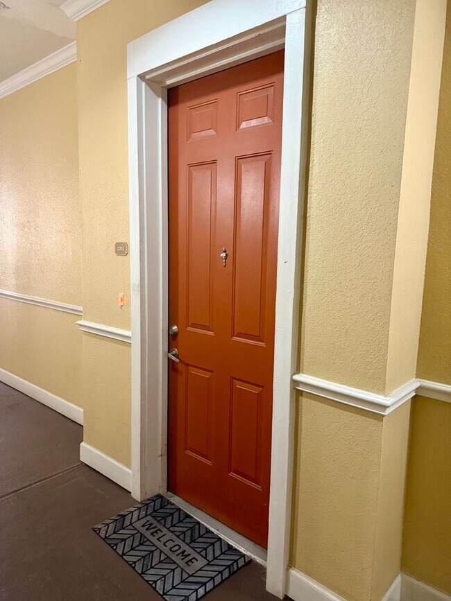 Building Photo - 2 Bedroom 2.5 Bath