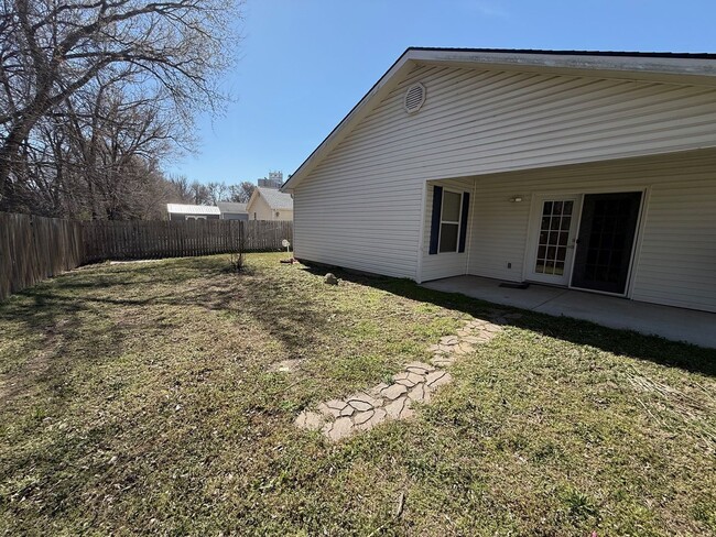 Building Photo - Updated 3BR Home with Luxury Vinyl Plank Flooring Throughout & Spacious Yard