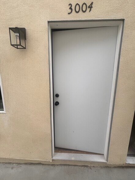 Building Photo - 3006 S Palm Grove Ave