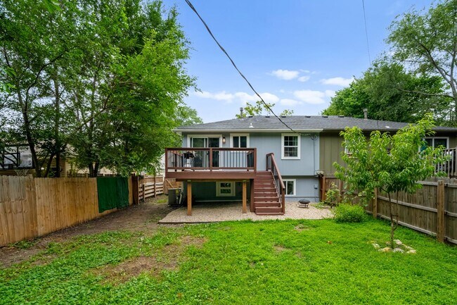 Building Photo - 3 Bedroom Townhome With Fenced Yard and 1 Car Garage