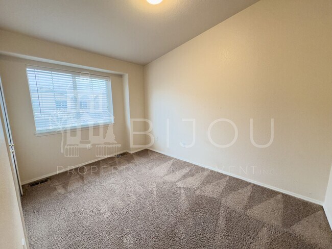 Building Photo - Van Buren Townhome
