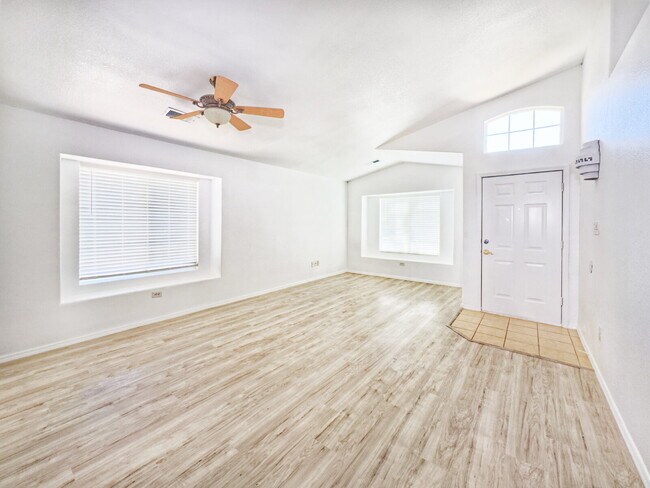 Building Photo - Nice, 1 Level, 4 Bedroom Home in Northern Meadows