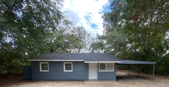 Primary Photo - **AVAILABLE NOW**3 Bedroom / 1 Bathroom Ho...