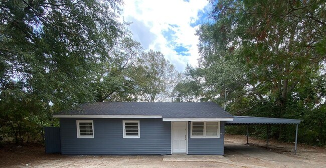 Primary Photo - **ON HOLD**3 Bedroom / 1 Bathroom Home for...