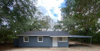 Building Photo - **AVAILABLE NOW**3 Bedroom / 1 Bathroom Ho...