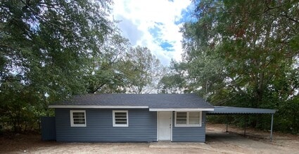 Building Photo - **ON HOLD**3 Bedroom / 1 Bathroom Home for...
