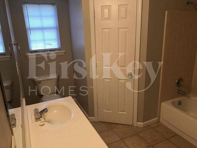 Building Photo - 4018 Glenroy Dr