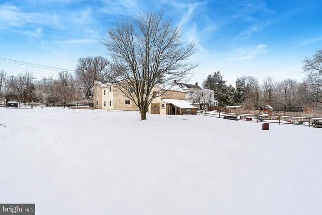 Building Photo - 1687 E Main St