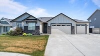 Building Photo - Move-In Ready West Richland Rental – 3-Car Garage, Fenced Yard, Hot Tub Included