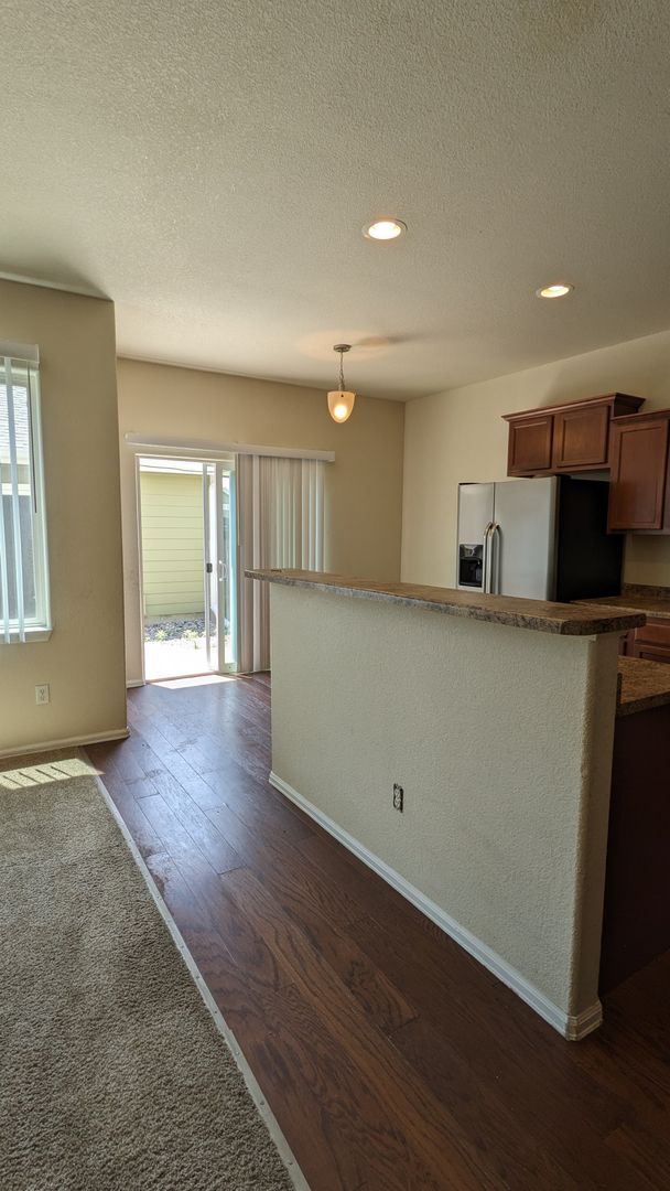Building Photo - 2 STORY END UNIT TOWNHOME W/DETACHED 2 CAR...