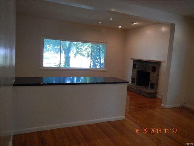 Building Photo - 401 Roosevelt Ave
