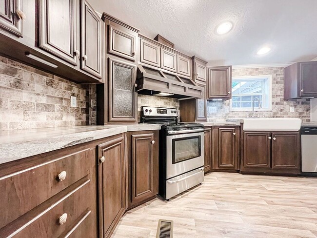 Building Photo - LOCATION! 5 mins from Carolina Beach bridg...
