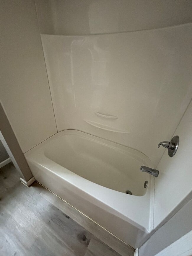 Building Photo - 2BD / 1BA Duplex